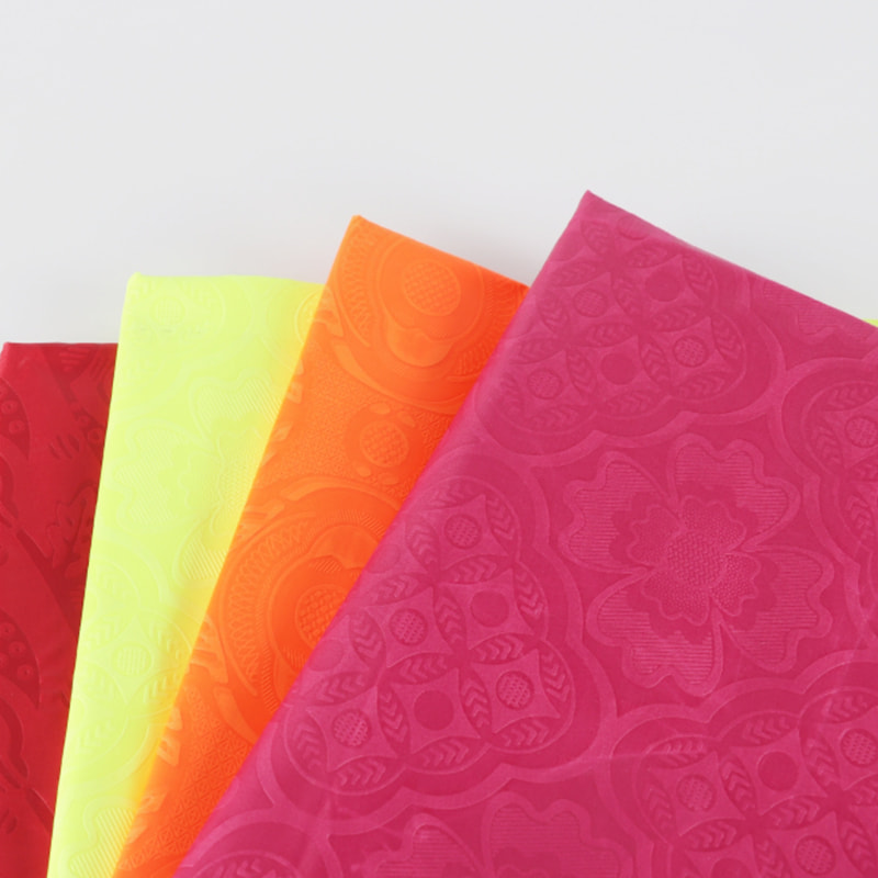 TMIE-08-2-2 110GSM Mellanvikt Arbetskläder Kläder Vanligt tyg Ljusfärgad färgad med 3D Vivid Flower Design Präglad polyester Poplin Tyg