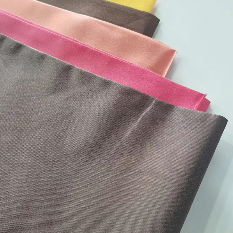TMIE-08-1-2 85GSM 125 cm Bekväm klädselskjorta och smidigt fodertyg 100 % polyester Olika färger tillgängliga Färgad polerad polyester poplintyg